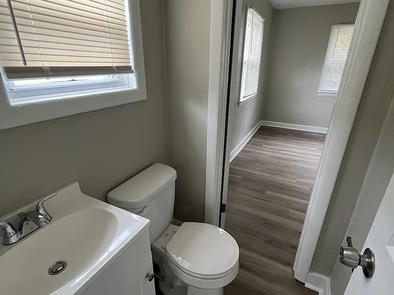 504 Robinson St — Photo 6