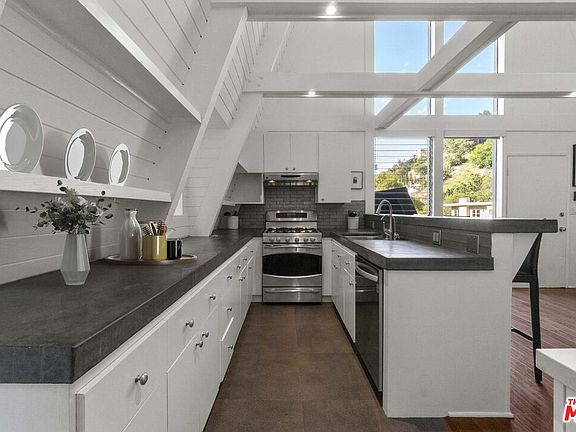 3rd image of 3971 Oeste Ave