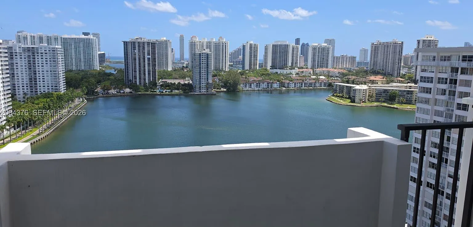 Commodore Plaza Condo — Photo 2