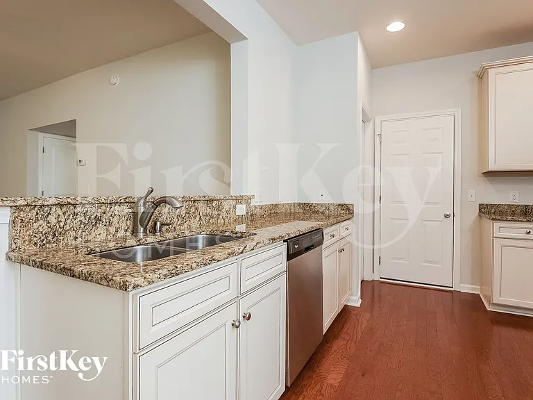 229 Oglethorpe Cir — Photo 7