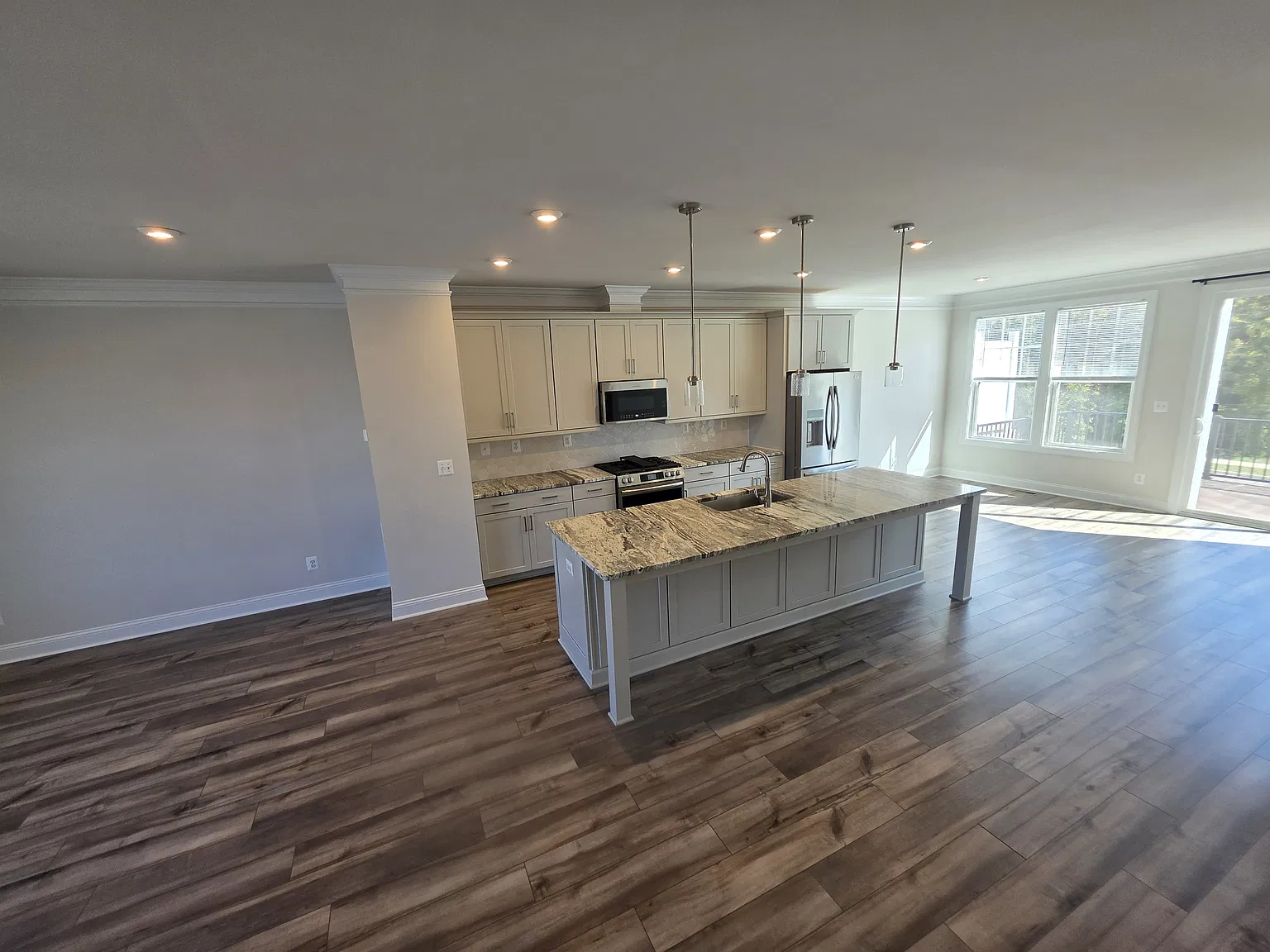 4 bed, 2298 sqft, $2,900 — Photo 3