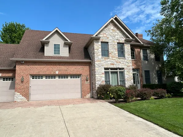 1910 Parkside Dr, Sycamore, IL 60178