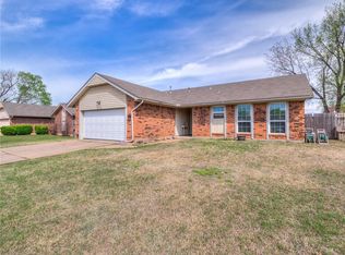 613 SW 23rd St, Moore, OK 73160