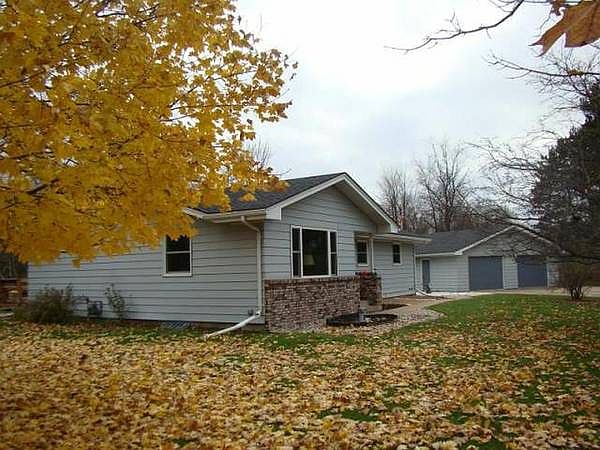 1st image of 390 Mill St