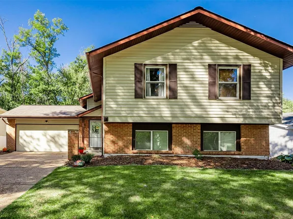 1047 Treetop Trail Dr, Ballwin, MO 63021