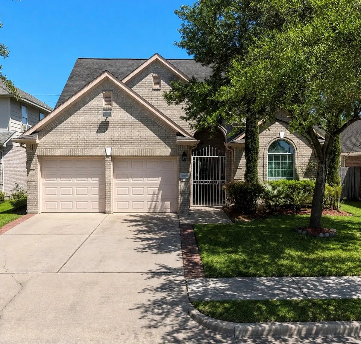 5 bed, 3.0 bath, 2590 sqft, $2,700 — Photo 1