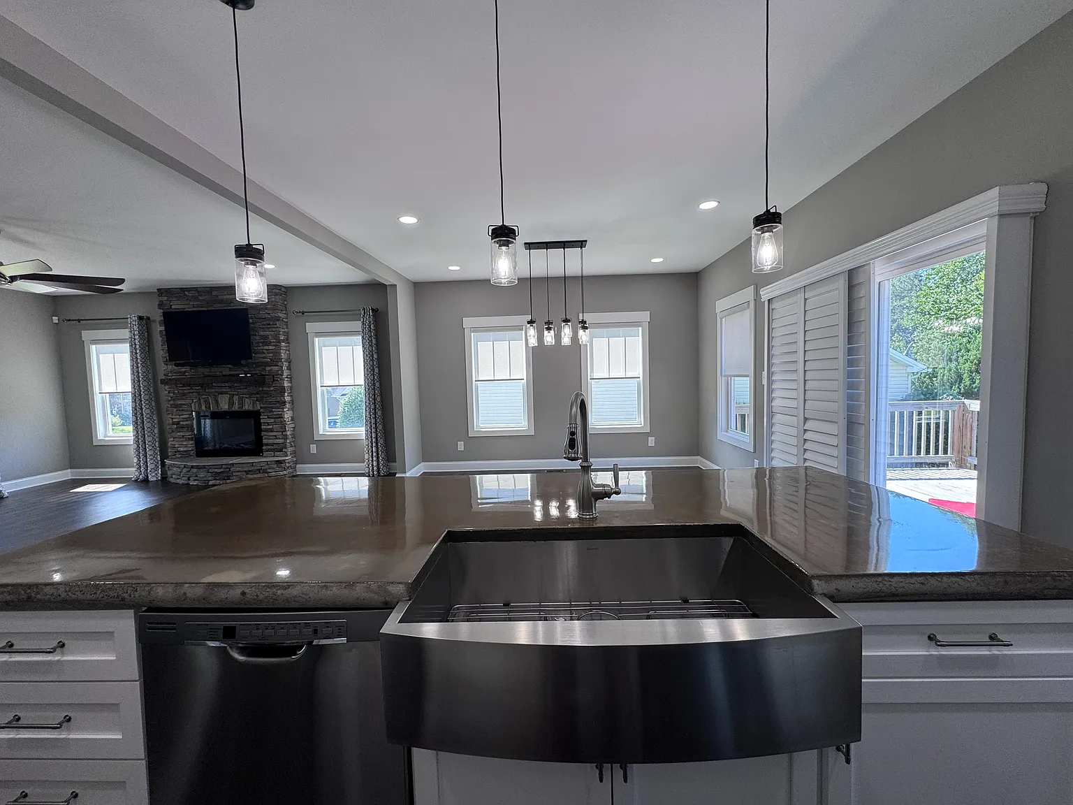 4 bed, 3.5 bath, 2638 sqft, $2,700 — Photo 4
