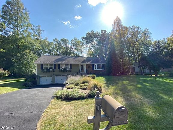 2nd image of 10 Acorn Pl