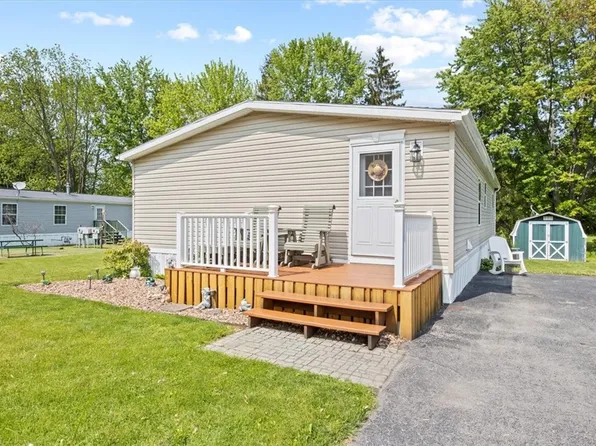 1612 Hennessey Rd #8, Ontario, NY 14519