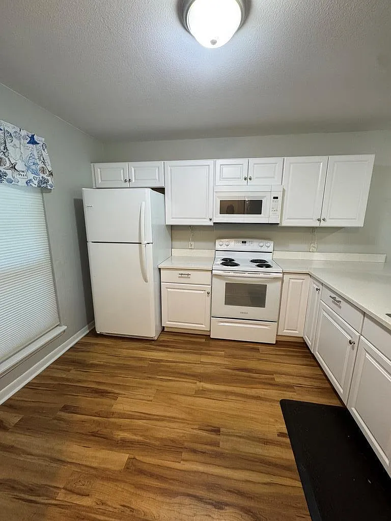 Building Photo - 302 Saint Andrews St #A102