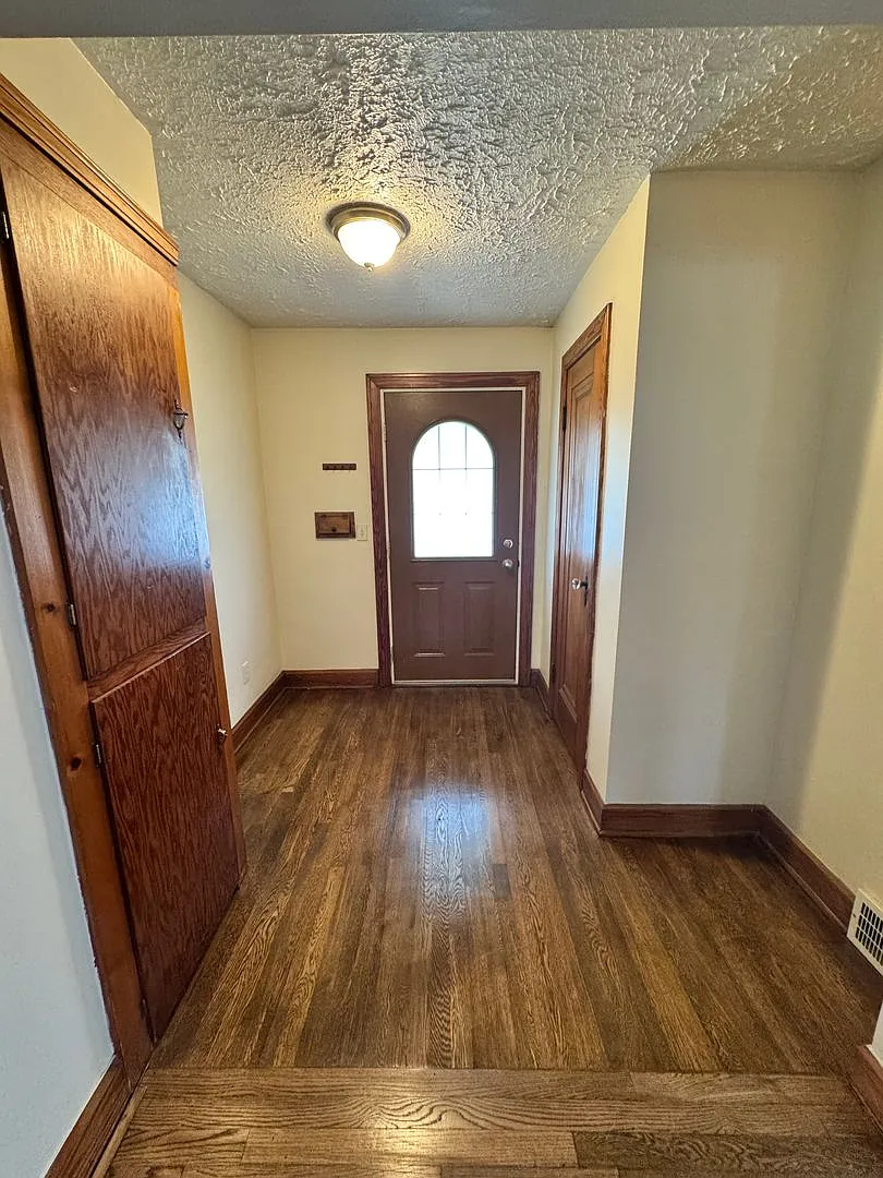 832 Lawrence Ave — Photo 2