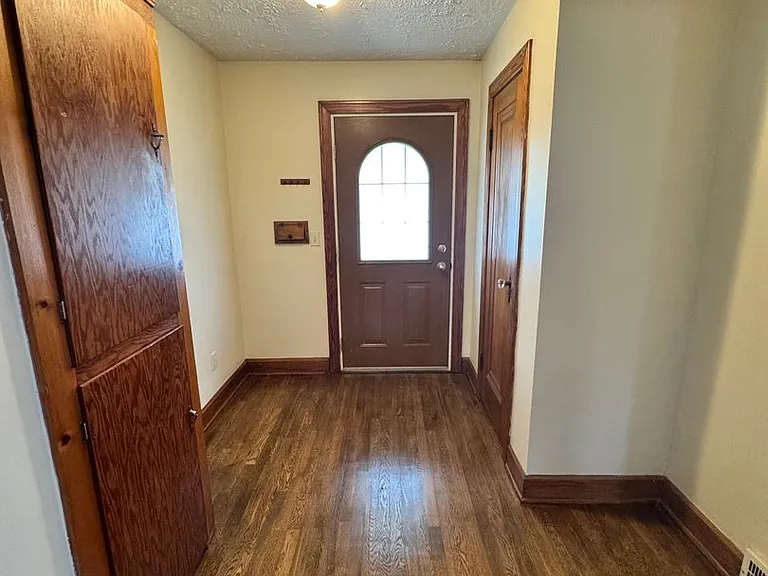 832 Lawrence Ave — Photo 2
