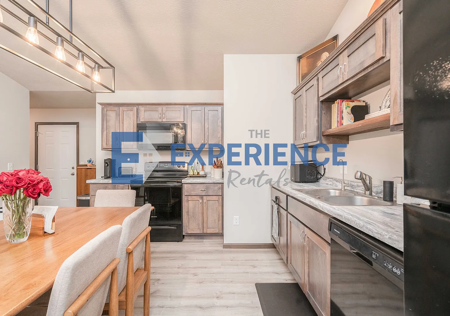 Beautiful 4-Bedroom Walk-Out Townhome with Finished Basement & Fenced Yard! — Photo 4