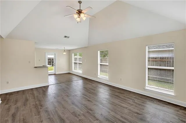 3 bed, 2.0 bath, 1341 sqft, $1,750 — Photo 4