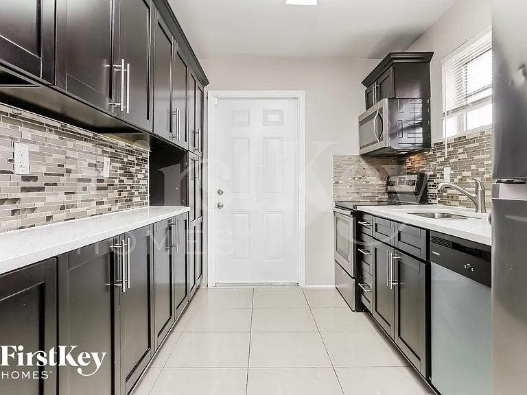 1565 NW 6th Ave — Photo 8