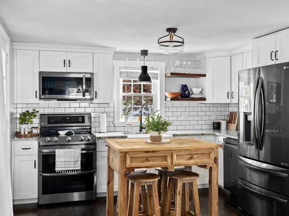 28 Elizabeth Ln, Weymouth, MA 02190