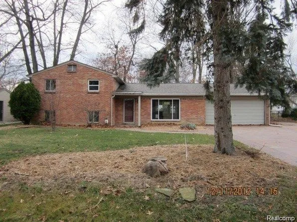 1780 Sherwood Rd, Sylvan Lake, MI 48320