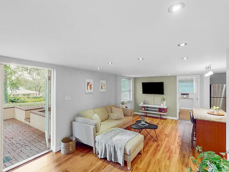 1306 Francisco Dr #2 — Photo 3