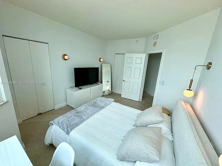 300 S Pointe Dr #705 — Photo 22