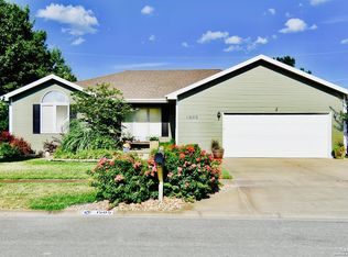 1505 Courtney Dr, Salina, KS 67401