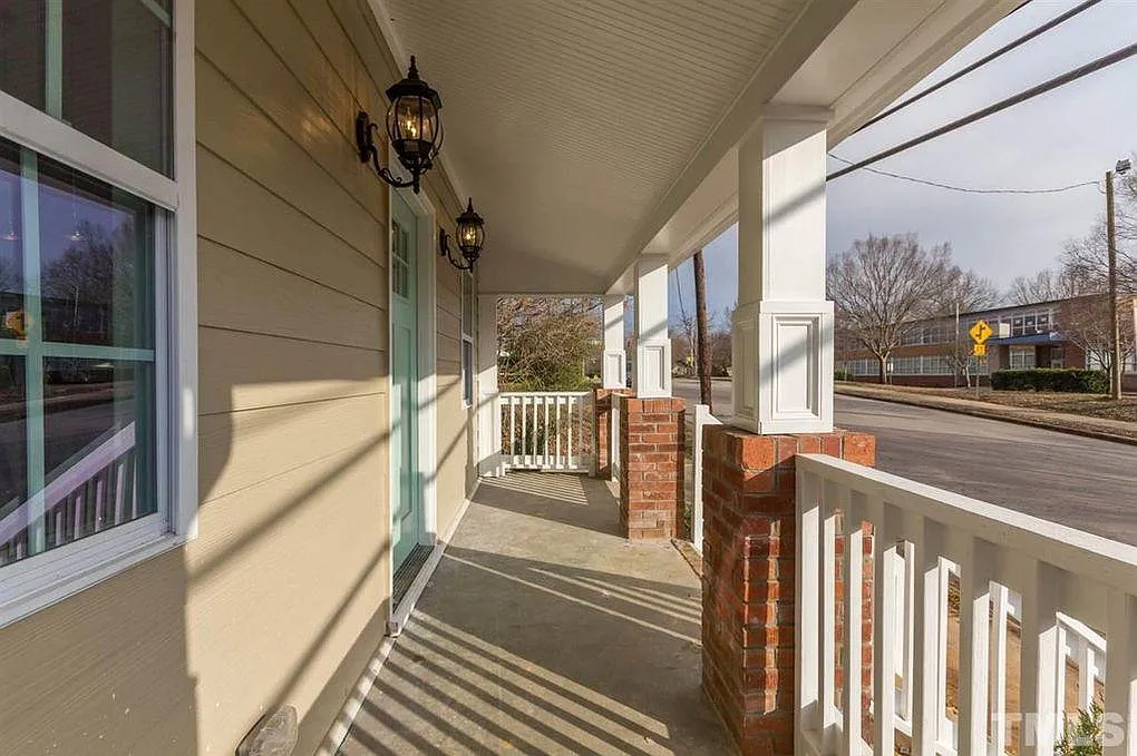 3 bed, 1292 sqft, $2,400 — Photo 3