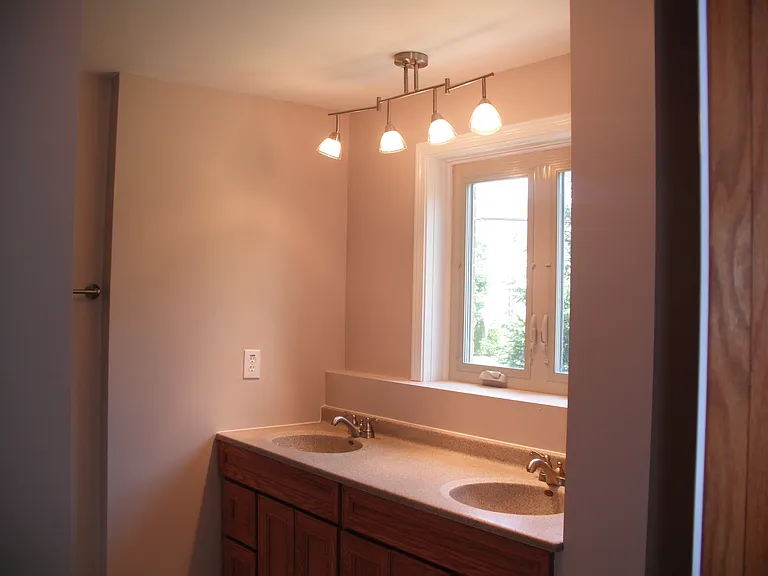 Bathroom. 2 bowl vanity