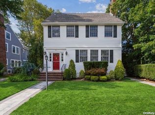 9 Damson St, Garden City, NY 11530