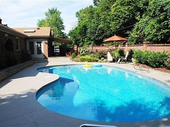 4th image of 801 Rosewood Dr
