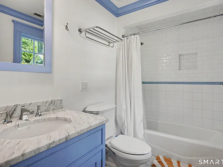 51 Squires Ln — Photo 25