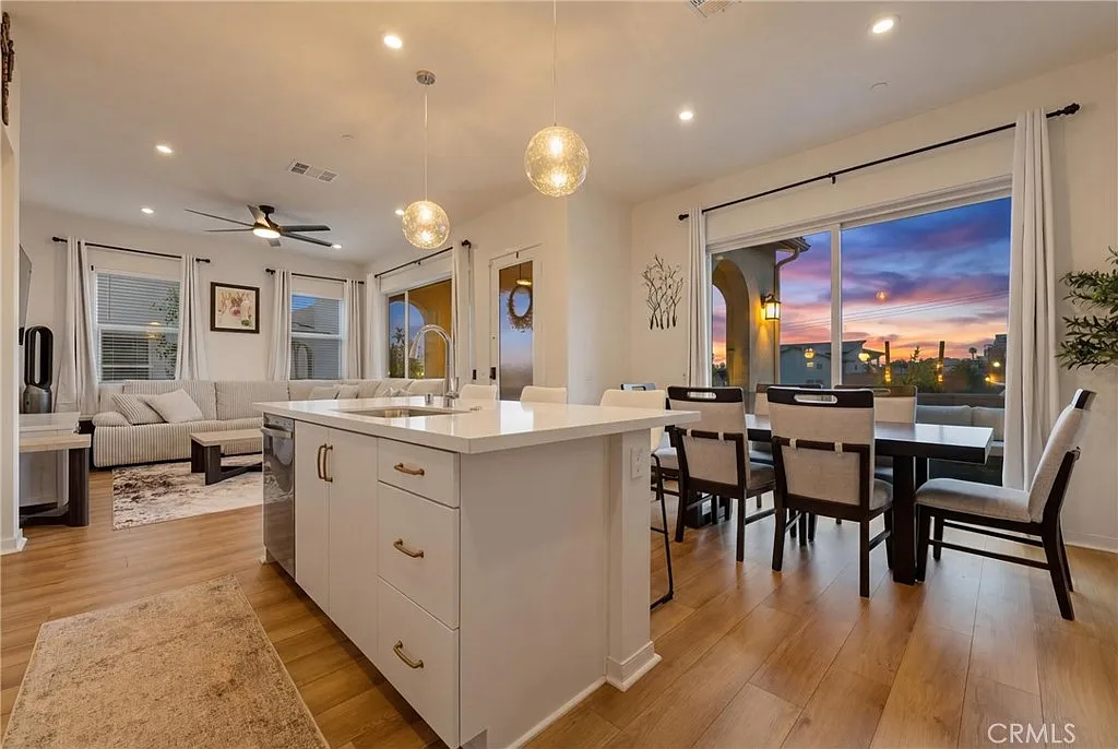3 bed, 3.0 bath, 1610 sqft, $4,000 — Photo 4