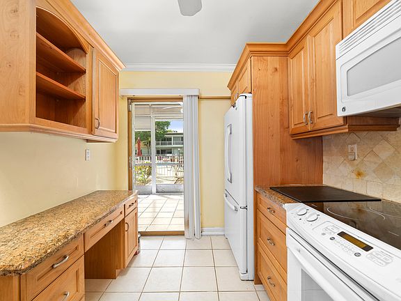 4th image of 860 SE 6th Avenue #302