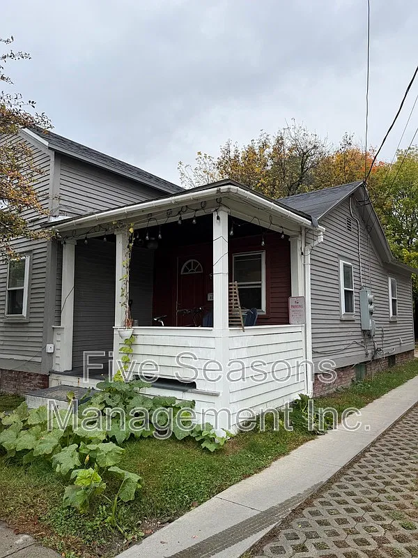3 bed, 1.0 bath, 1250 sqft, $3,000 — Photo 1