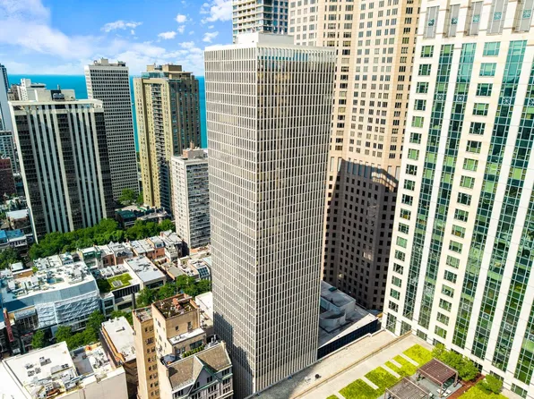100 E Walton St APT 33H, Chicago, IL 60611