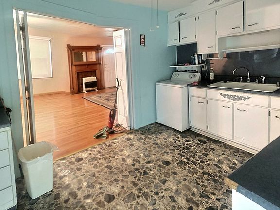 3rd image of 2824 Cravens Ave