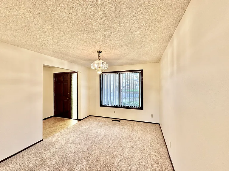 2346 Woodlawn Ct NE — Photo 2