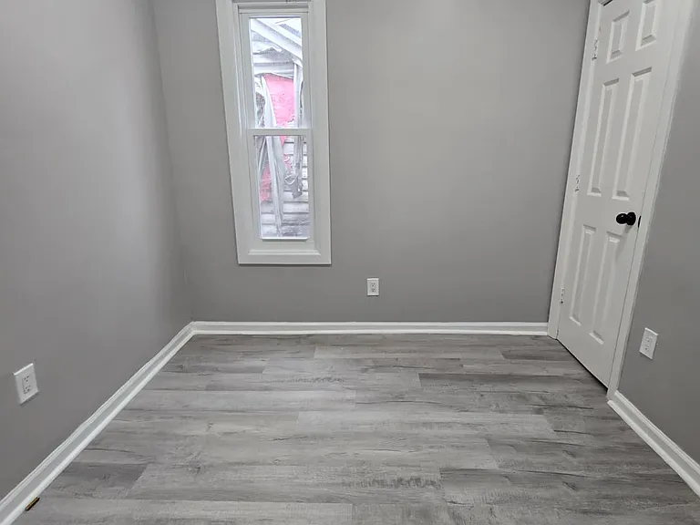 125-127 Redwood Ave #1B — Photo 8