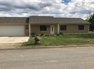 324 6th St W, Roundup, MT 59072