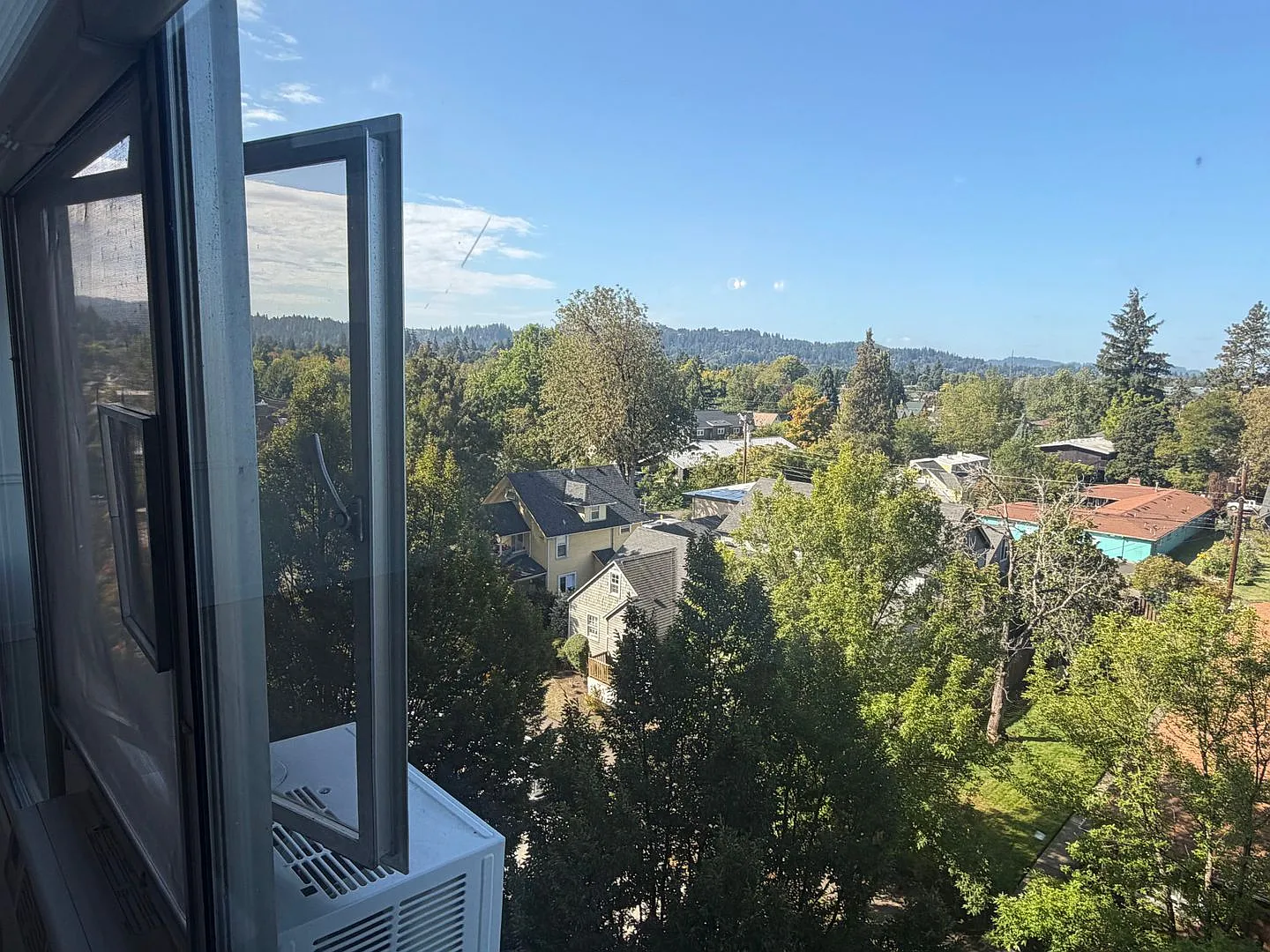 2 Bedroom Condo in Willamette Towers — Photo 4
