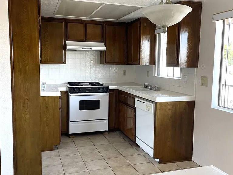 1042 W 9th St — Photo 25