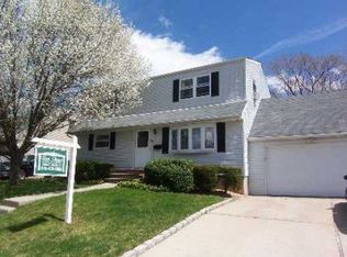 1101 Jerome St, Seaford, NY 11783