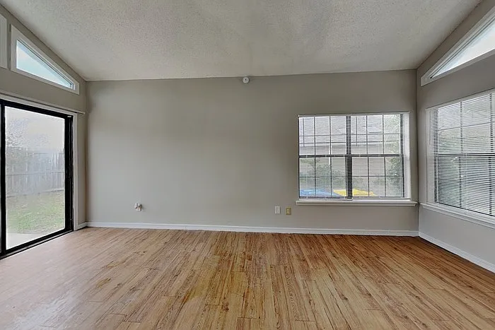 3 bed, 2.5 bath, 1979 sqft, $1,825 — Photo 4