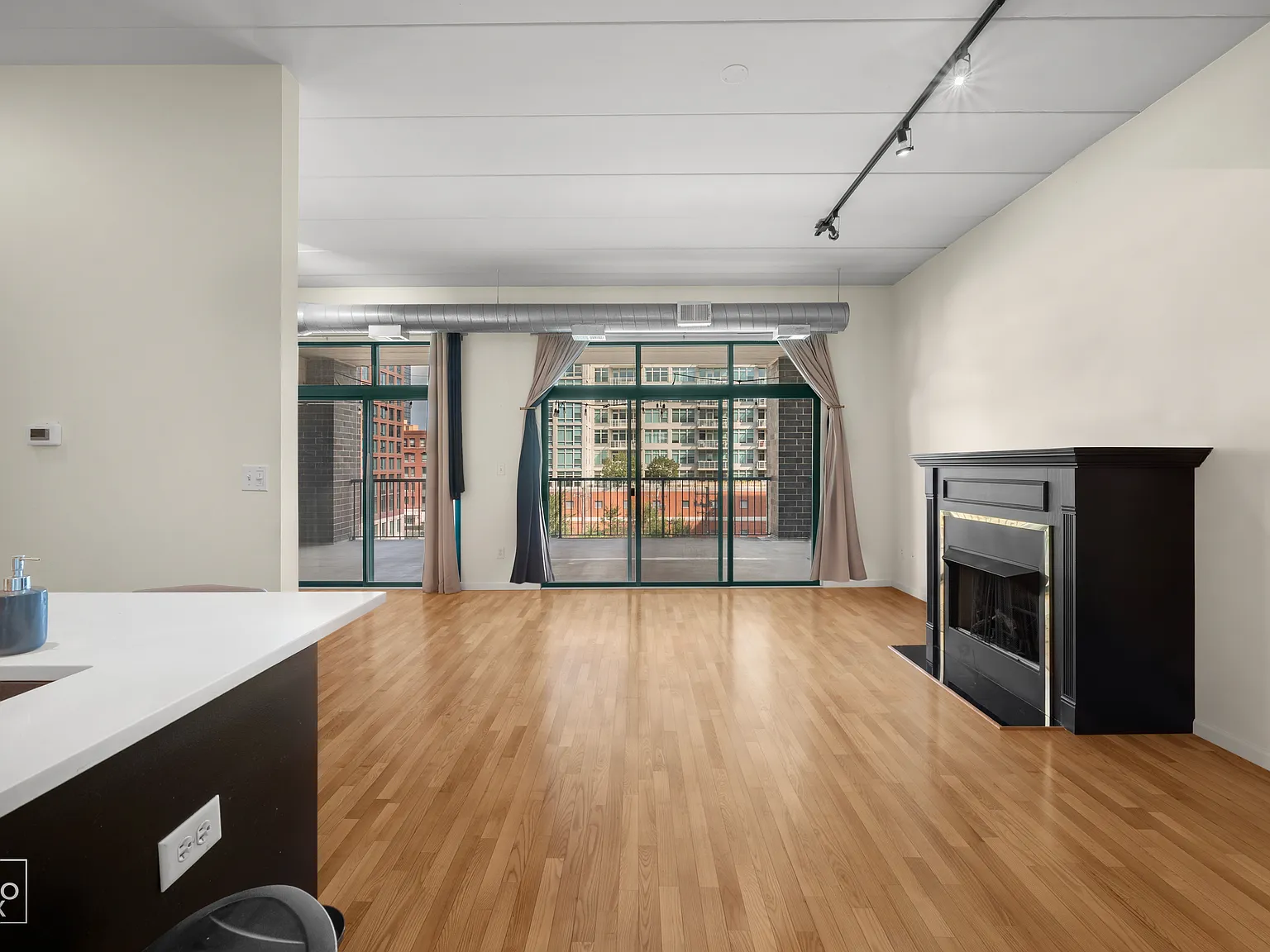 1 bed, 1.5 bath, 1100 sqft, $3,200 — Photo 2