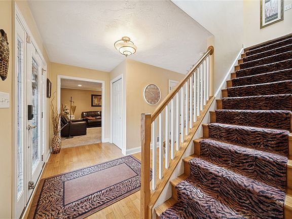 4th image of 144 Valley Fields Dr