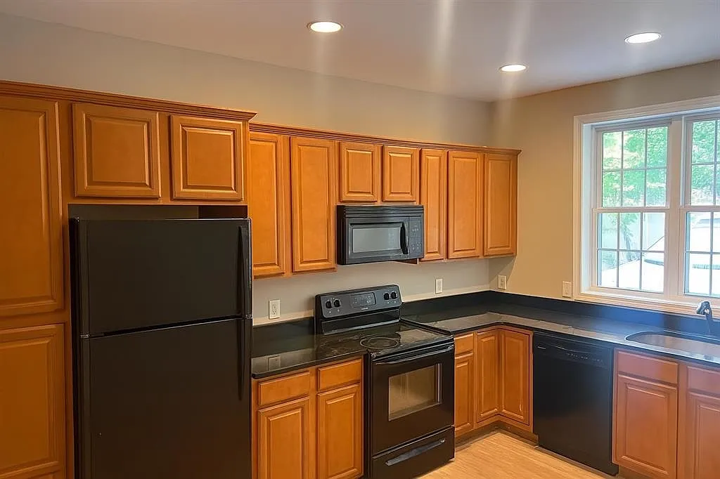 4 bed, 2.5 bath, 1850 sqft, $3,250 — Photo 1