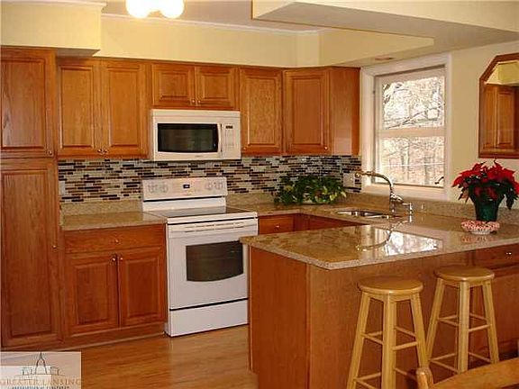 3rd image of 4462 Oakwood Dr