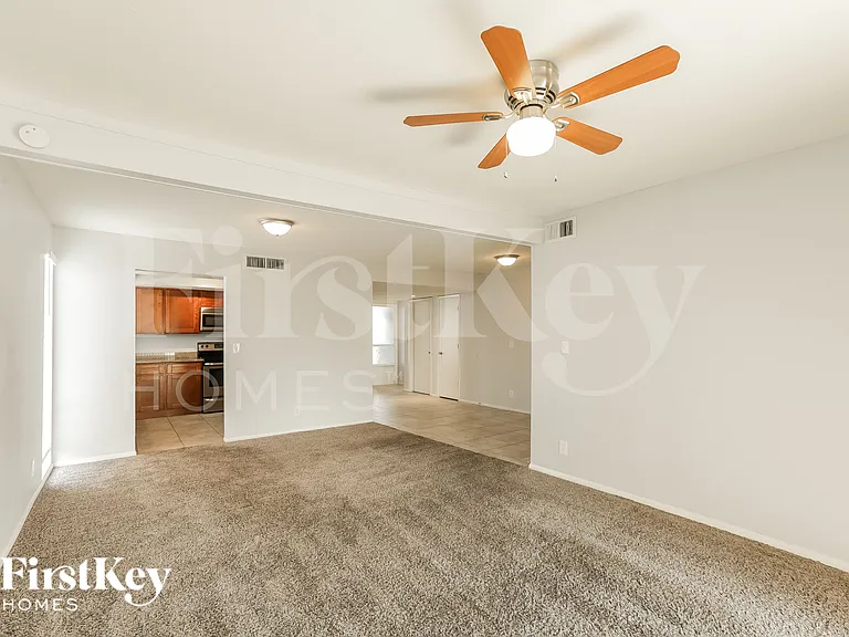 9631 N 35th Dr — Photo 3
