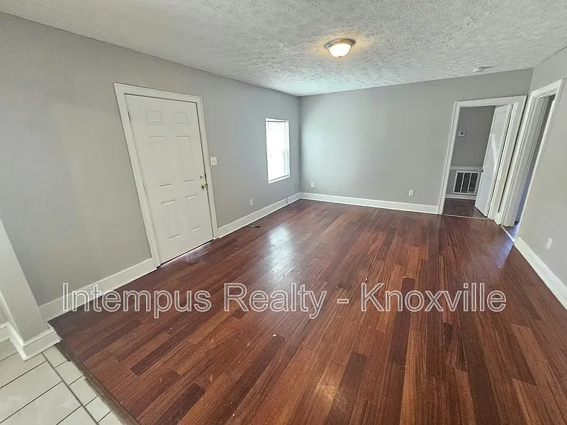 2 bed, 1.0 bath, $1,200 — Photo 4