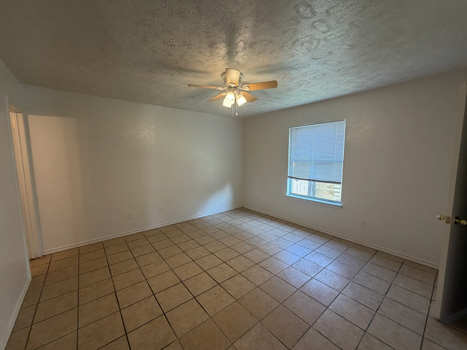 3 bed, 1228 sqft, $1,990 — Photo 4