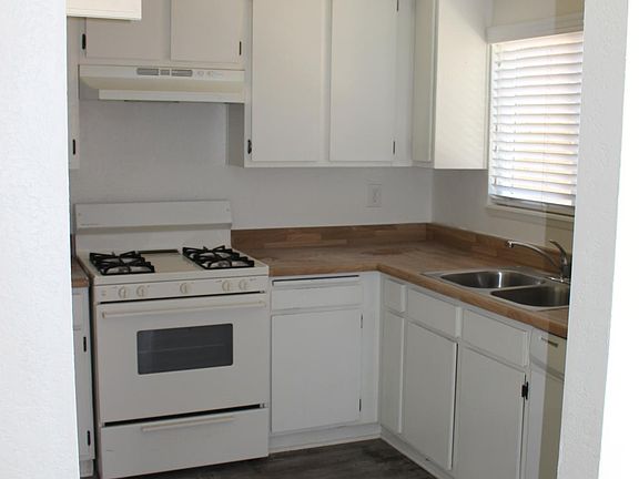 Kitchen w/gas stove