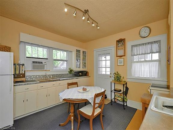 5th image of 415 Rose St